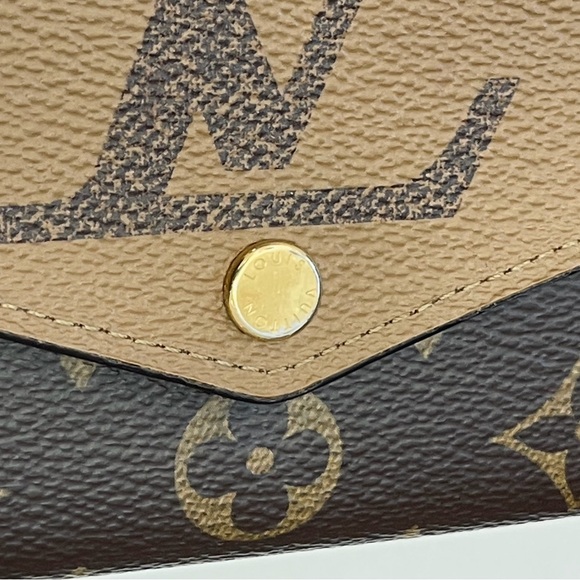 LOUIS VUITTON
Reverse Monogram Giant Sarah Wallet - Picture 10 of 12